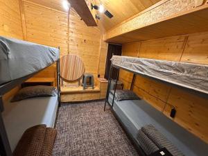 una habitación con dos literas en una cabaña en Tehran Mets, en Ereván 11 fotos más