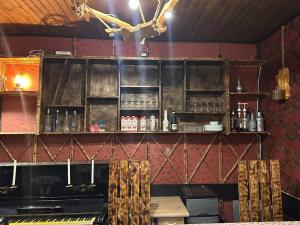 Un bar con un piano en una habitación. en Tehran Mets, en Ereván