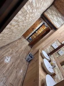 Una vista aérea de un baño con dos inodoros. en Tehran Mets, en Ereván