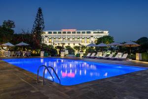 加德满都Hotel Shanker-Palatial Heritage Kathmandu的一个游泳池,酒店背景