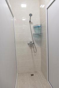 Hostel 1001 Noch في طشقند: حمام مع دش وباب زجاجي