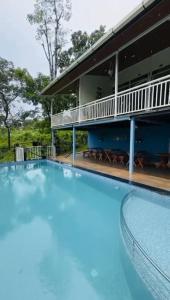 una gran piscina frente a una casa en The Aradhya Villa, en Wayanad