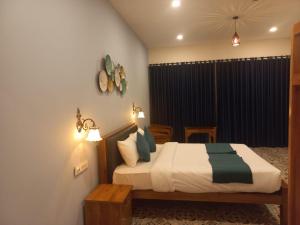 un dormitorio con una cama en una habitación en The Aradhya Villa, en Wayanad 4 fotos más