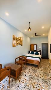 1 dormitorio con cama extragrande y alfombra en The Aradhya Villa, en Wayanad