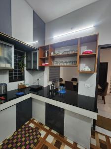 Nhà bếp/bếp nhỏ tại Sathwika