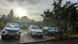 Hallibailu Cottage في Jāmb: مجموعة من ثلاث سيارات تقف في موقف للسيارات