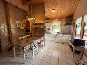 Una cocina con una mesa y sillas en una habitación. en Chalet Cahors - 4 pers., en Mauroux
