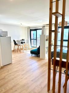a room with a bunk bed and a table at Grand Studio Lumineux & Rénové & Climatisé in Saint-Denis