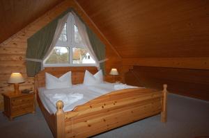 Postel nebo postele na pokoji v ubytování Gaststätte und Pension Zum Klausner