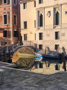 El edificio en el que está el departamento