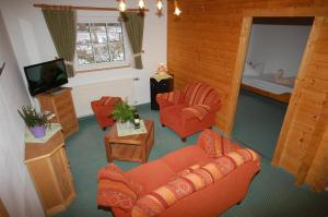 TV a/nebo společenská místnost v ubytování Gaststätte und Pension Zum Klausner + 14 fotografií