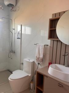 Un baño blanco con inodoro y lavabo. en Pindo, en Chuy