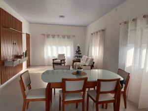 Una sala de estar con mesa de comedor y sillas. en Pindo, en Chuy