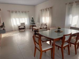 un comedor con mesa y sillas y un árbol de Navidad en Pindo, en Chuy