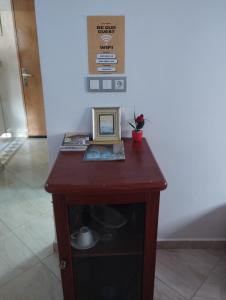 a small wooden table with a picture on it at Appartement Sala Al Jadida in Oulad Yakoub