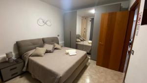 a small bedroom with a bed and a mirror at Casa Hellen in Lonedo