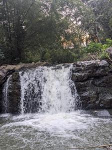 Hallibailu Cottage في Jāmb: شلال على جانب جدار صخري