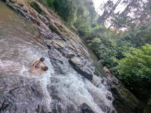 Hallibailu Cottage في Jāmb: وجود رجل في الماء في النهر +صورة واحدة