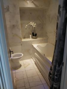 Ванная комната в Historic Dover Stay with Stunning Castle View +8 фотографий