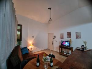 una sala de estar con un sofá y un televisor en Ape da Deisi Termas, en Gravatal