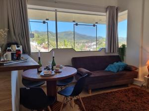 una sala de estar con un sofá y una mesa en Ape da Deisi Termas, en Gravatal