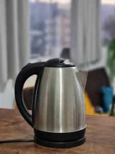 a black and silver tea kettle sitting on a table at Ape da Deisi Termas in Gravatal