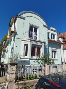 a blue and white house with a fence at Charme et authenticité pour 4 personnes 