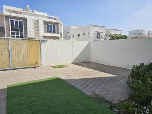 a white fence in front of a house at DrOmid in Maţār as Sīb ad Duwalī