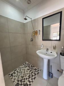 Ένα μπάνιο στο Seven on Cooper