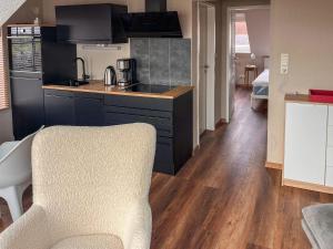 Η κουζίνα ή μικρή κουζίνα στο Attic Apartment Stichling With Views Of The Eider