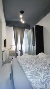 een slaapkamer met een groot wit bed en een bureau bij Olive Tree City Apartment in Zagreb