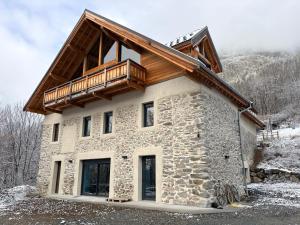 una casa con techo de madera encima en VAUJANYLOCATIONS - Sert et Sagne 2, en Vaujany