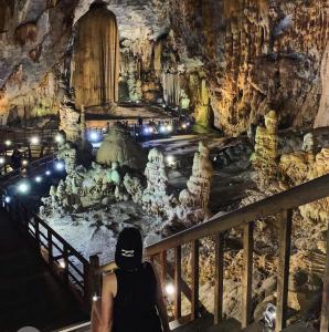 Phong Nha Cave Boat Tour Included - Nguyen Shack في فونغ نها: امرأة تقف على درج في كهف