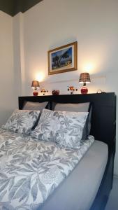 een slaapkamer met een bed met twee lampen erop bij Olive Tree City Apartment in Zagreb
