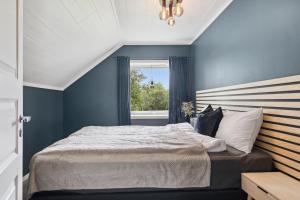 Una cama o camas en una habitación de House in the middle of Lofoten - Leknes