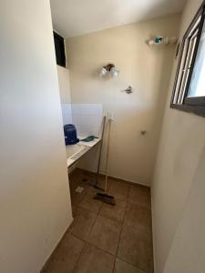 een badkamer met een wastafel en een tafel in een kamer bij Tony Center III in Las Toninas