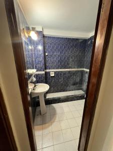 een badkamer met toilet, wastafel en bad bij Tony Center III in Las Toninas