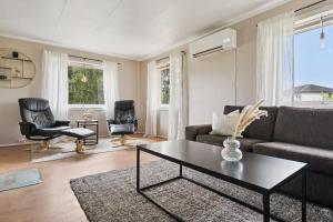 House in the middle of Lofoten - Leknes في ليكنيز: غرفة معيشة بها أريكة وطاولة