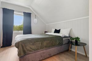 House in the middle of Lofoten - Leknes في ليكنيز: غرفة نوم بسرير كبير ونافذة