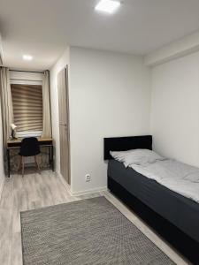 Giường trong phòng chung tại VIP Apartments