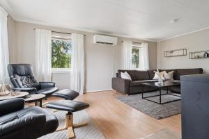 House in the middle of Lofoten - Leknes في ليكنيز: غرفة معيشة بها أريكة وطاولة