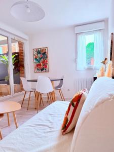 Ένα ή περισσότερα κρεβάτια σε δωμάτιο στο La Parenthèse proche Airbus, Meett, Parking privé proche Aéroport