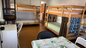 a room with three bunk beds and a table with a table gmaxwell gmaxwell gmaxwell gmaxwell at 7 Calcosas in Valverde