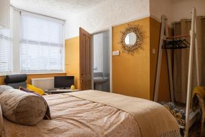 モイルブレにあるDryw at Deanfield House Adult only Sea View Apartment in Moelfre by Lazy Days Angleseyのベッドとパソコン付きの机がある寝室