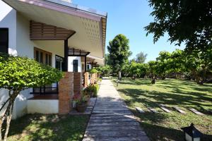 Chiang Mai Garden Bungalows في شيانغ ماي: ممشى امام بيت به ساحة