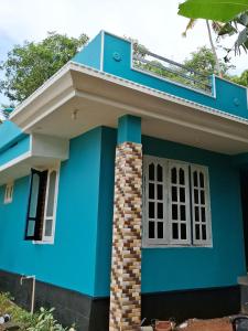 een blauw huis met een witte bij Casa Tangerina in Varkala