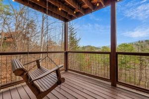 En balkon eller terrasse på Serene Setting - Big Mtn Views - HotTub - EVCharger