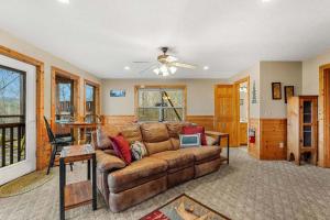 Et opholdsområde på Serene Setting - Big Mtn Views - HotTub - EVCharger + 55 billeder