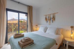 Ένα ή περισσότερα κρεβάτια σε δωμάτιο στο Casa Magafral in Tindaya with heated pool +21 φωτογραφίες