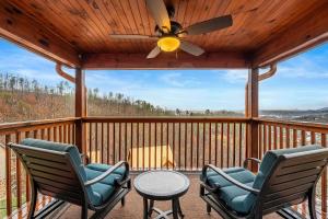 ピジョン・フォージにあるNEW Pine Peaks Mins to Parkway w Amazing Viewsの椅子2脚と天井ファン付きのポーチ